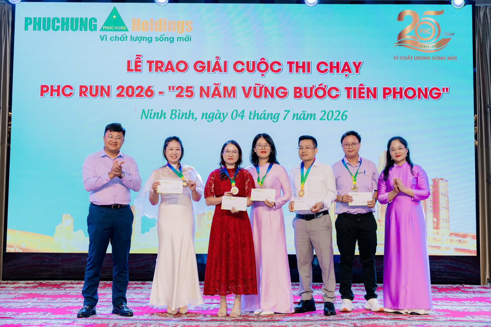 PHỤC HƯNG HOLDINGS VINH DANH VÀ TRAO GIẢI CÁC CÁ NHÂN XUẤT SẮC TẠI GIẢI CHẠY PHC RUN 2026
