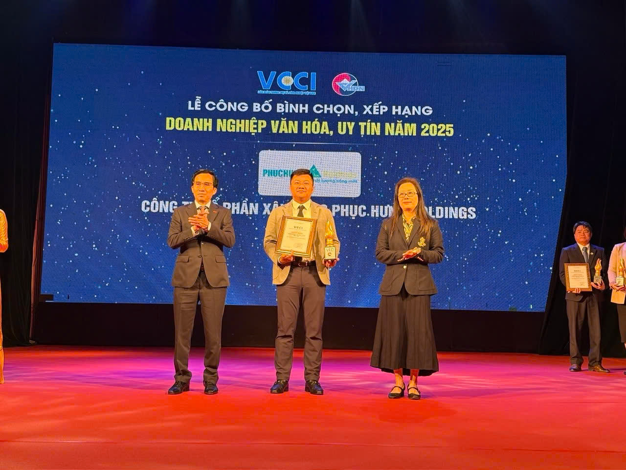 PHỤC HƯNG HOLDINGS ĐƯỢC VINH DANH “DOANH NGHIỆP VĂN HÓA, UY TÍN” NĂM 2025