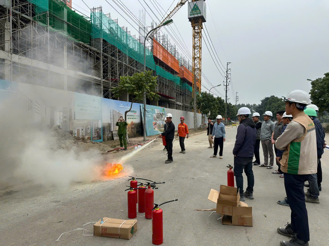 PHỤC HƯNG HOLDINGS TỔ CHỨC HUẤN LUYỆN PHÒNG CHÁY CHỮA CHÁY & CỨU NẠN CỨU HỘ NĂM 2025 TẠI DỰ ÁN NHÀ Ở CHO CÁN BỘ NHÂN VIÊN VICOSTONE HÒA LẠC