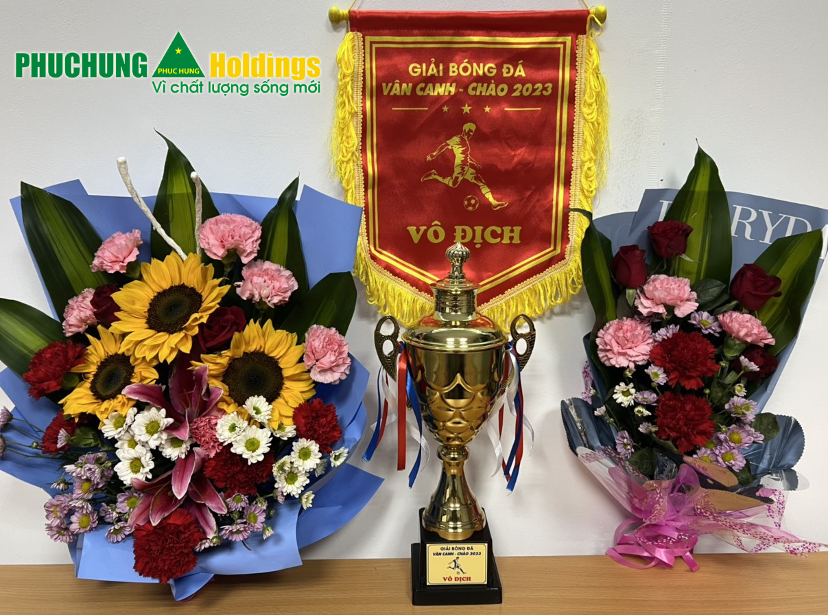 Phục Hưng Holdings nhận cup vô địch “Giải bóng đá giao hữu Vân Canh chào đón năm 2023”