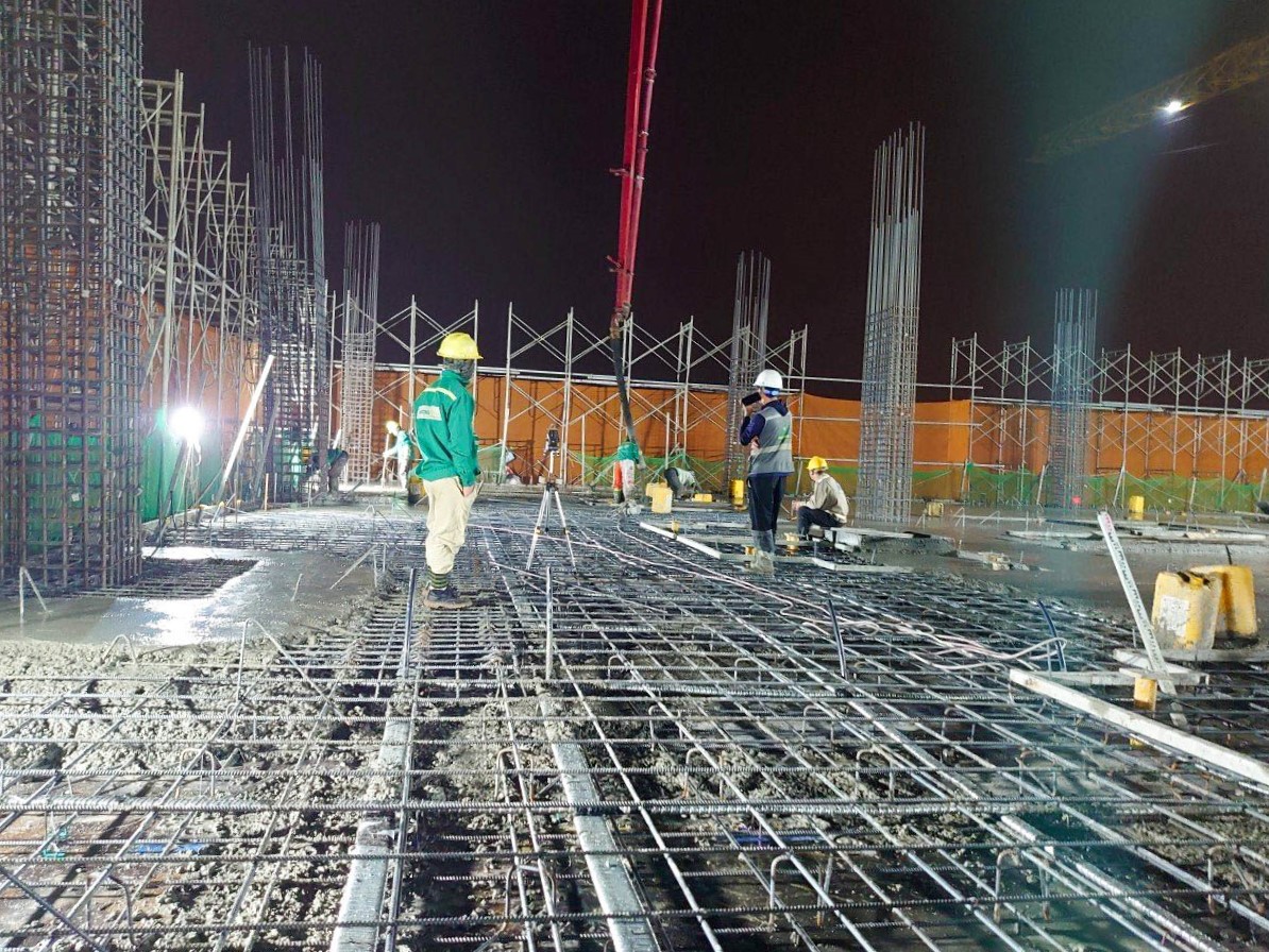 Xuyên đêm đổ bê tông sàn tầng 38 của Gói thầu “Thi công kết cấu phần thân và xây tô bao che toàn bộ khối công trình” thuộc Dự án Mỹ Đình Pearl – Giai đoạn 2, Phú Đô, Nam Từ Liêm, Hà Nội