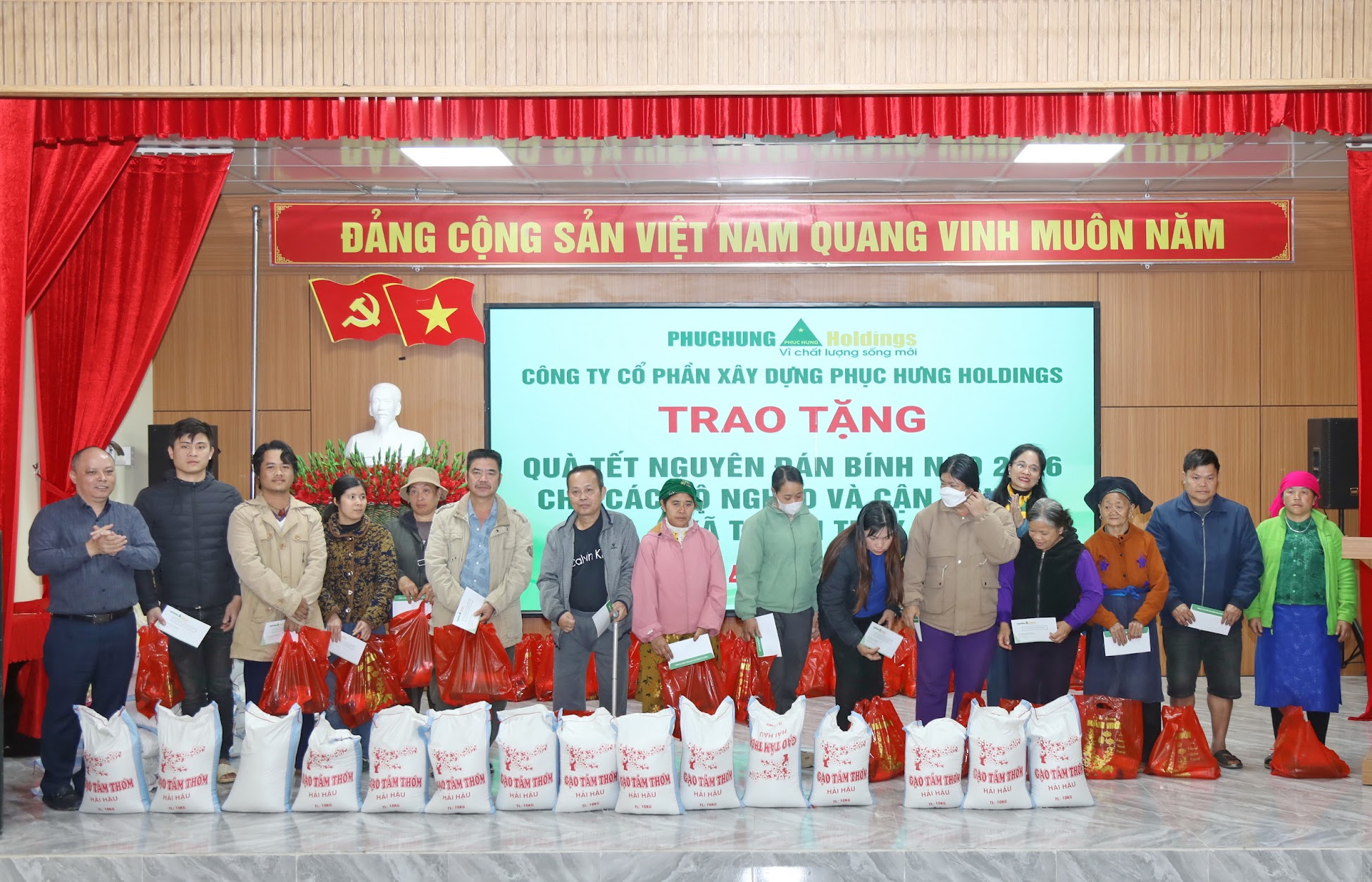 ĐOÀN CÔNG TÁC PHỤC HƯNG HOLDINGS DÂNG HƯƠNG TRI ÂN CÁC ANH HÙNG LIỆT SỸ VÀ TRAO QUÀ TẾT CHO HỘ GIA ĐÌNH CÓ HOÀN CẢNH KHÓ KHĂN TẠI TUYÊN QUANG