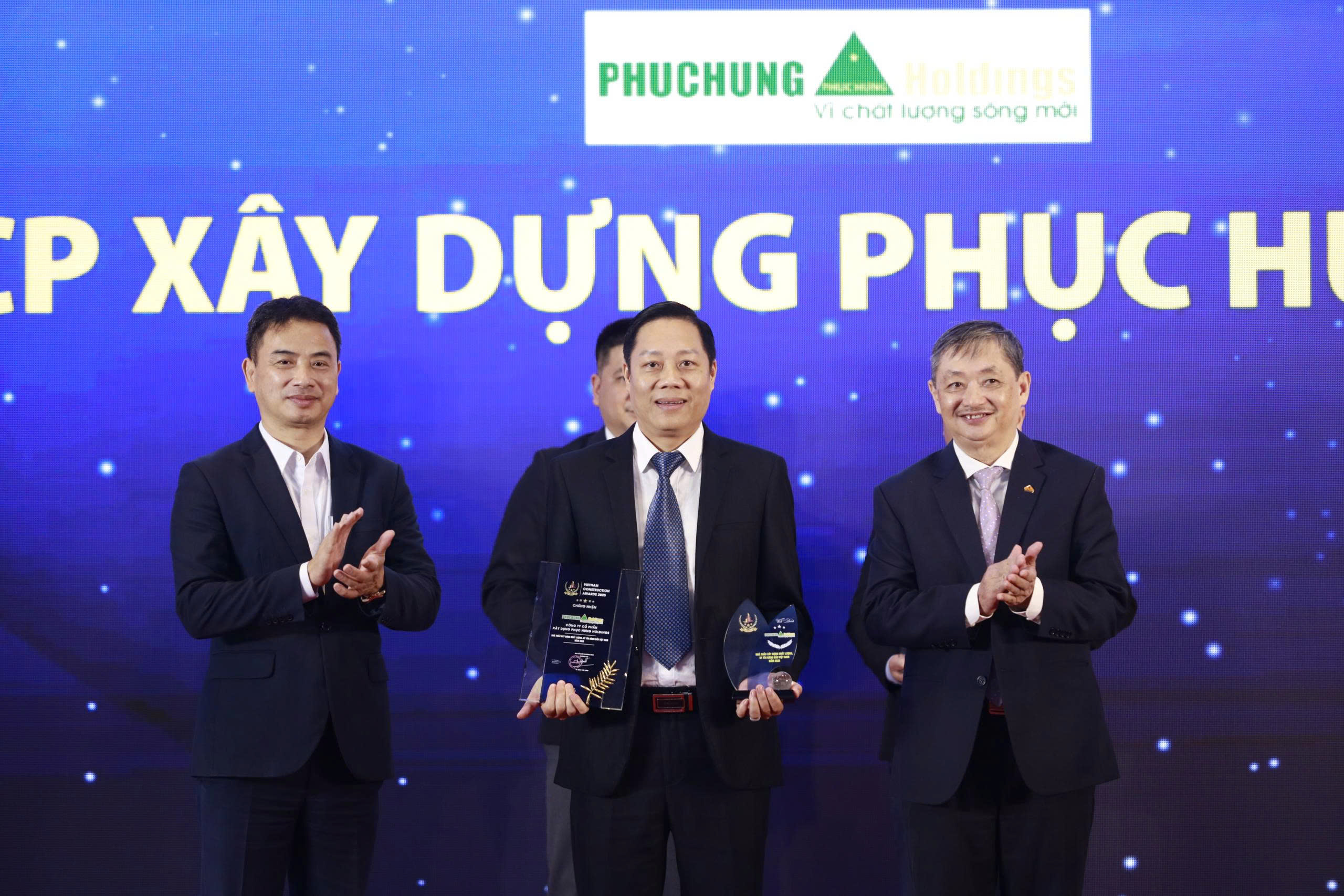 PHỤC HƯNG HOLDINGS NHẬN GIẢI “NHÀ THẦU XÂY DỰNG CHẤT LƯỢNG, UY TÍN HÀNG ĐẦU VIỆT NAM NĂM 2025”