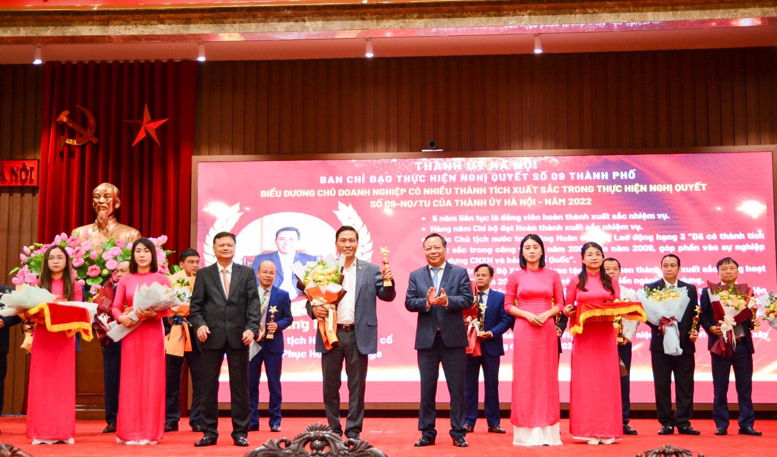 Thành ủy Hà Nội Vinh danh Bí thư chi bộ Phục Hưng Holdings Cao Tùng Lâm vì có thành tích xuất sắc trong thực hiện Nghị quyết 09-NQ/TU