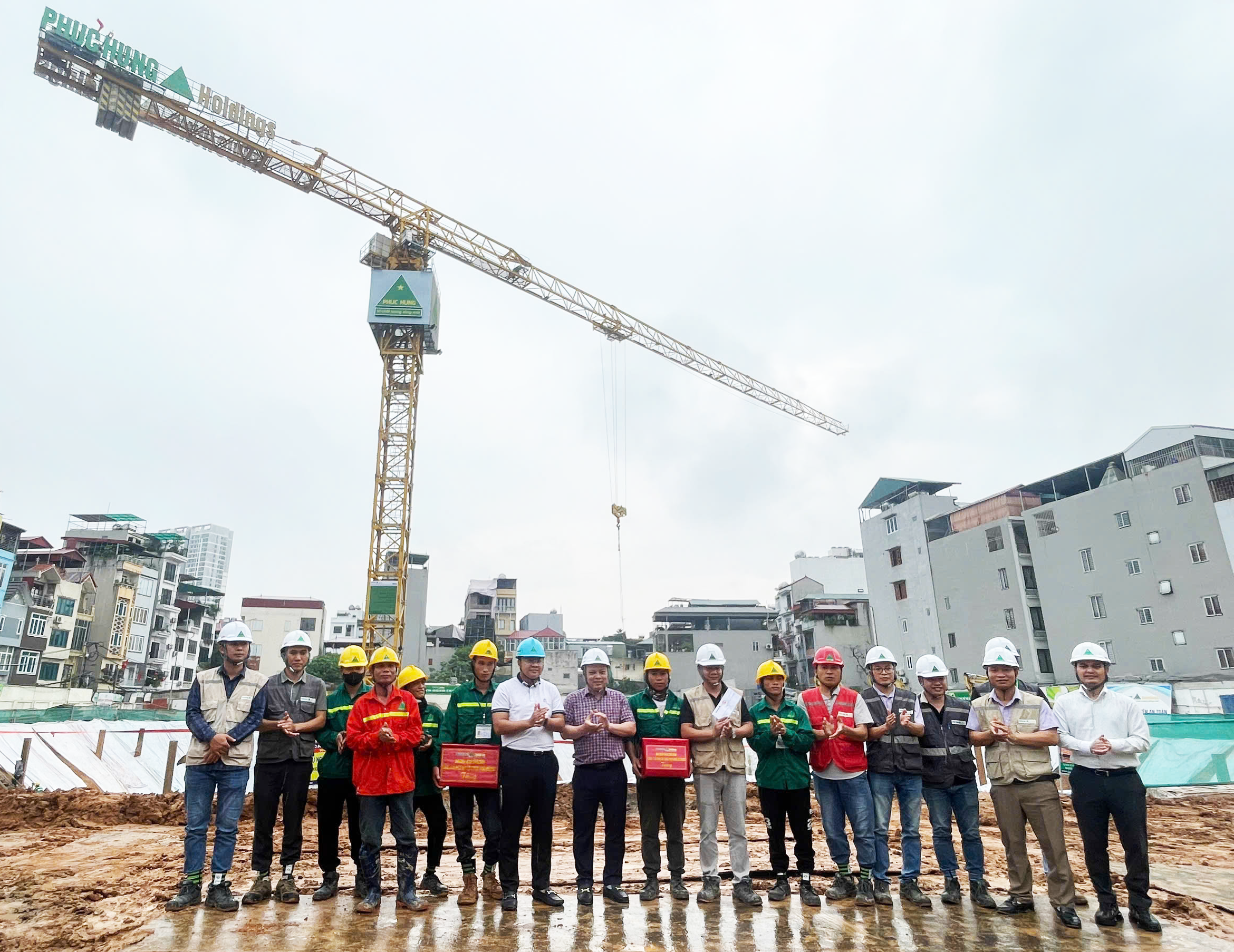 BAN LÃNH ĐẠO PHỤC HƯNG HOLDINGS TIẾP LỬA TINH THẦN LÀM VIỆC XUYÊN LỄ TẠI CÁC CÔNG TRƯỜNG