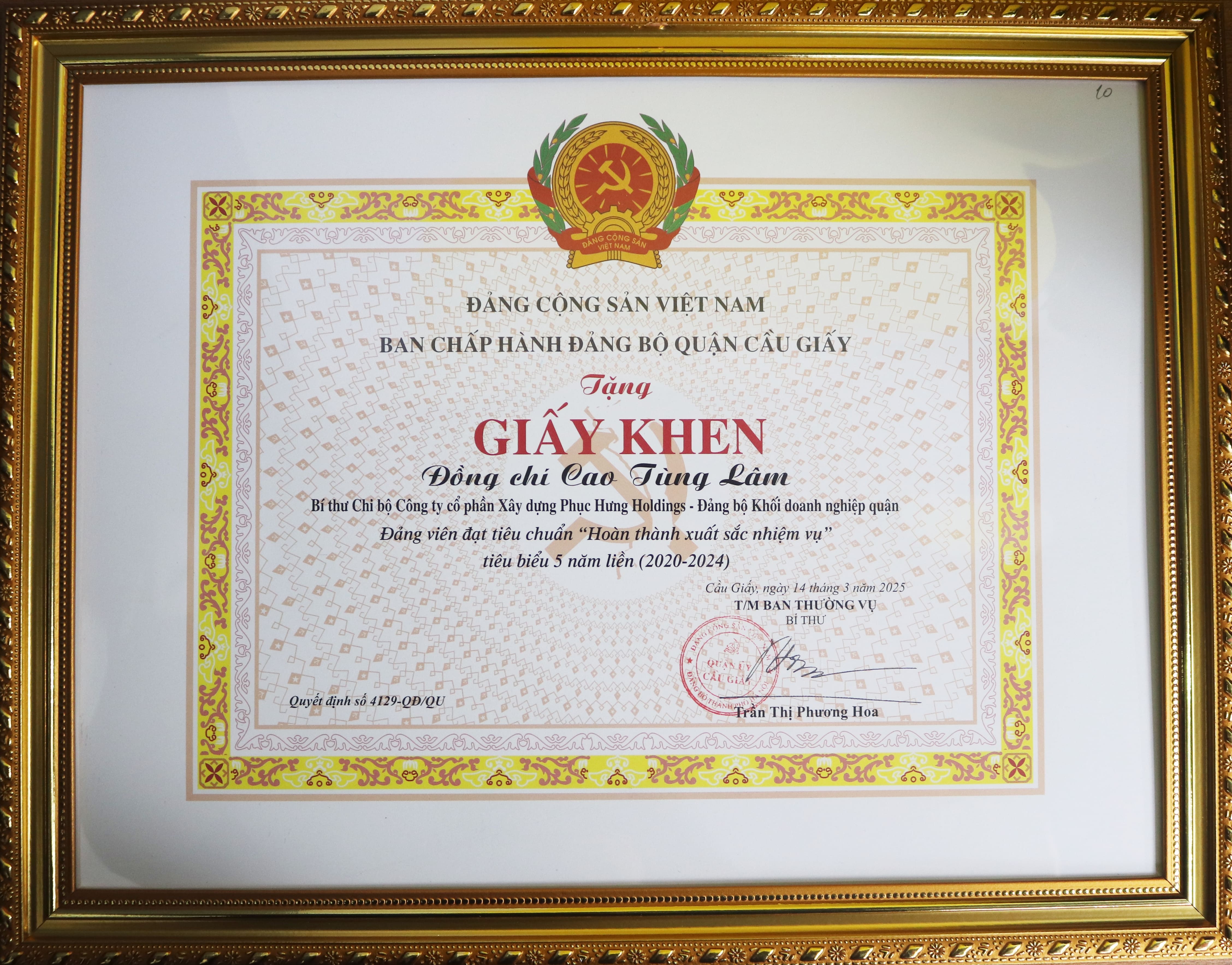 LÃNH ĐẠO PHỤC HƯNG HOLDINGS VINH DỰ ĐÓN NHẬN GIẤY KHEN CỦA BAN CHẤP HÀNH ĐẢNG BỘ QUẬN CẦU GIẤY