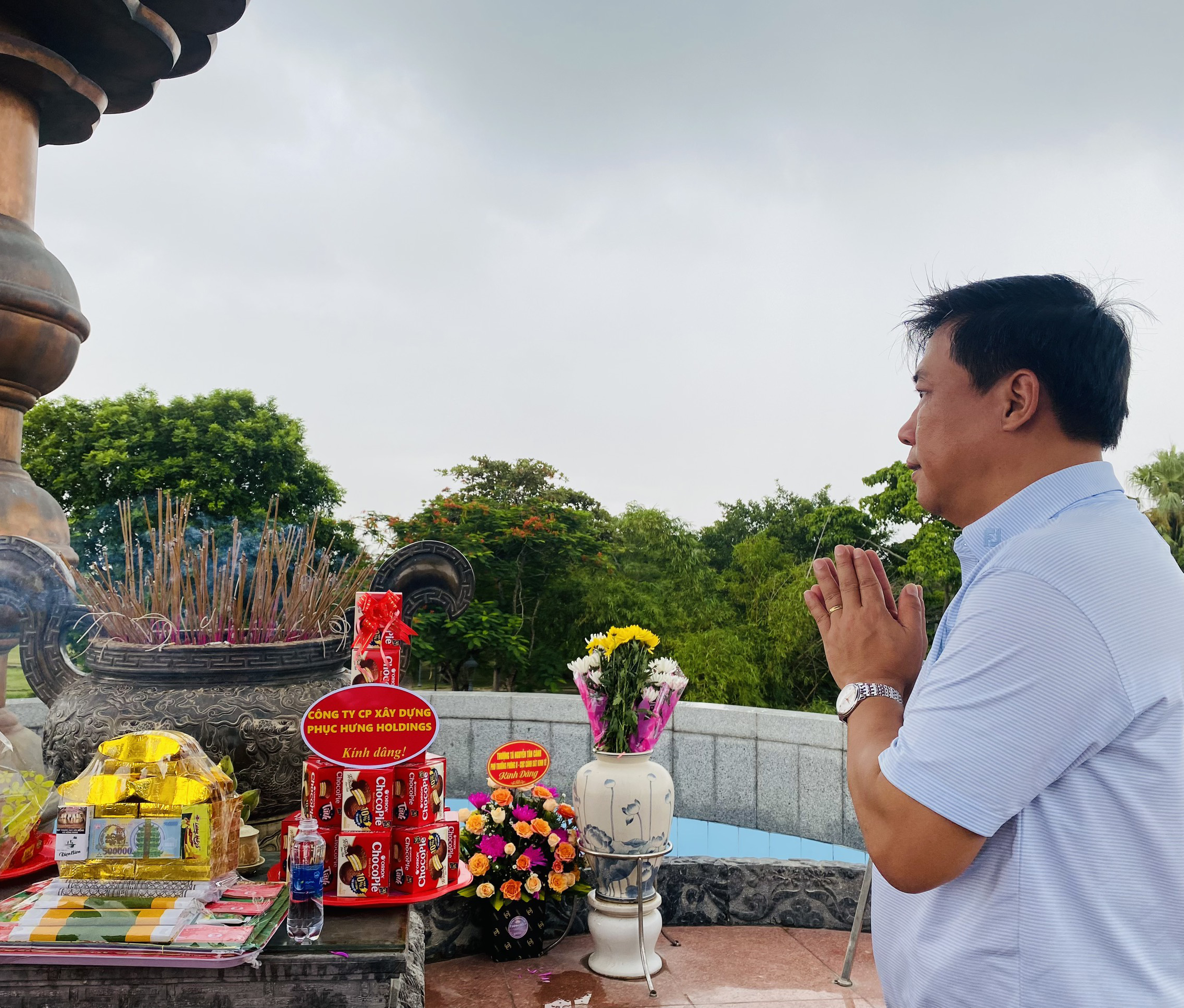 DÂNG HƯƠNG TRI ÂN, TƯỞNG NHỚ CÁC ANH HÙNG LIỆT SĨ TẠI THÀNH CỔ QUẢNG TRỊ VÀ NGHĨA TRANG LIỆT SỸ QUỐC GIA TRƯỜNG SƠN