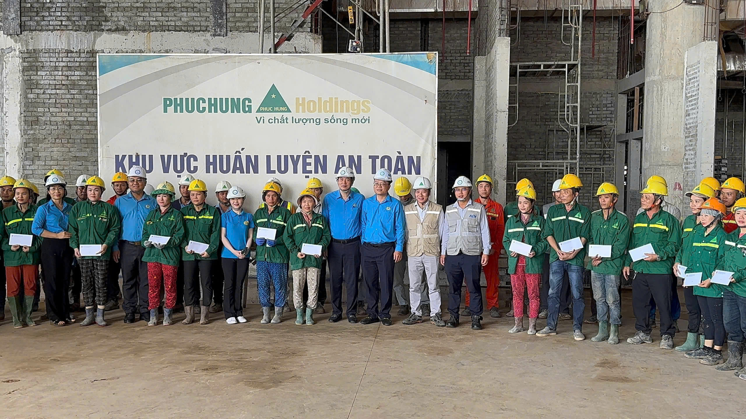 CÔNG ĐOÀN XÂY DỰNG VIỆT NAM THĂM HỎI, ĐỘNG VIÊN VÀ TẶNG QUÀ NGƯỜI LAO ĐỘNG TẠI DỰ ÁN CẢNG HÀNG KHÔNG QUỐC TẾ LONG THÀNH