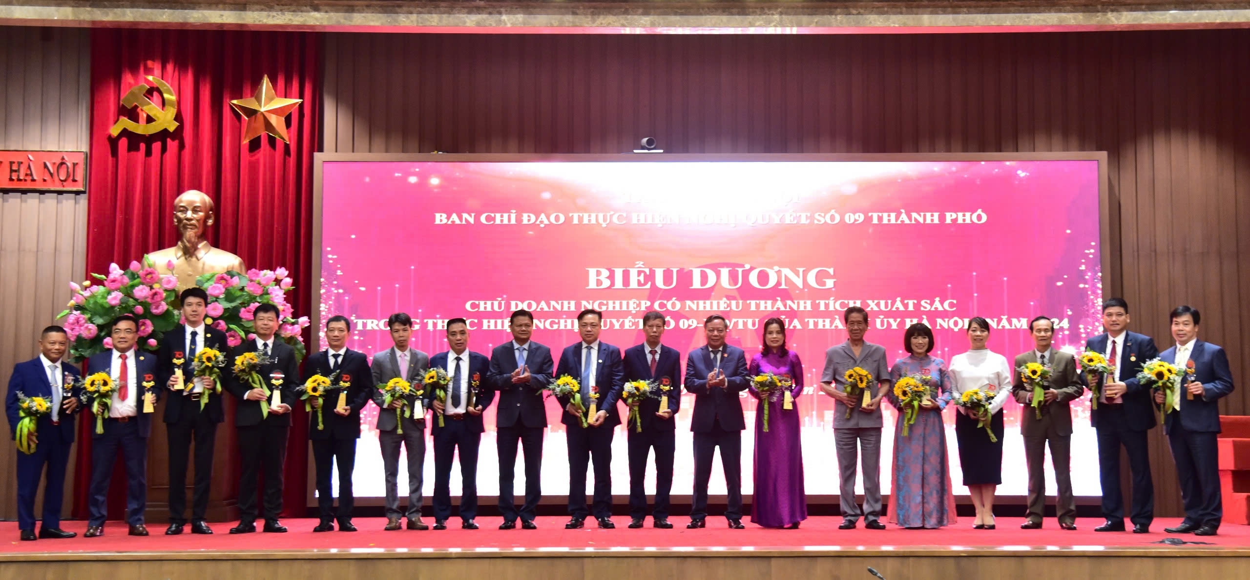 THÀNH ỦY HÀ NỘI BIỂU DƯƠNG PHỤC HƯNG HOLDINGS ĐÃ CÓ THÀNH TÍCH XUẤT SẮC TRONG THỰC HIỆN NGHỊ QUYẾT 09-NQ/TU