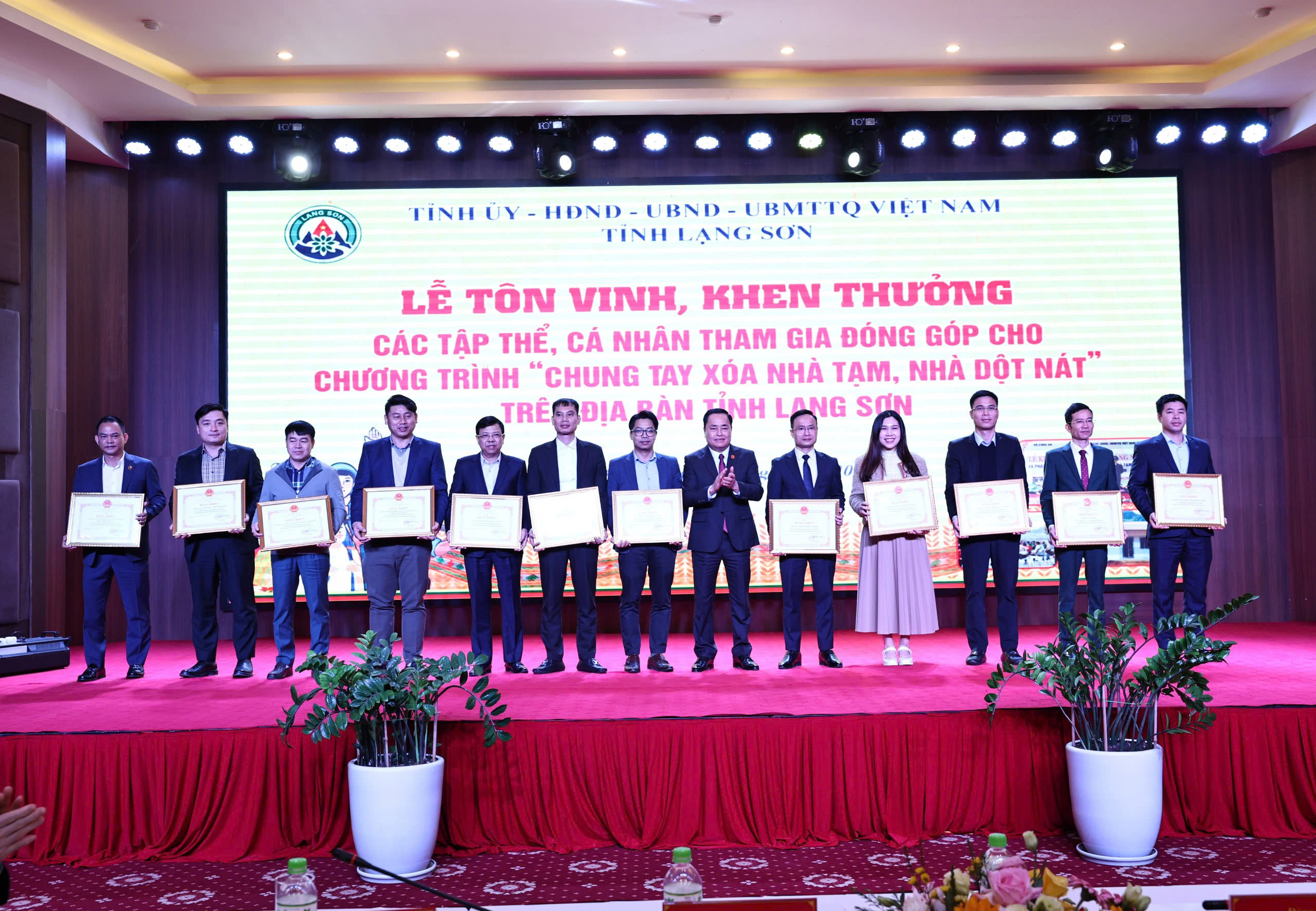 PHỤC HƯNG HOLDINGS NHẬN BẰNG KHEN CỦA CHỦ TỊCH UBND TỈNH LẠNG SƠN TRONG PHONG TRÀO THI ĐUA “ XÓA NHÀ TẠM, NHÀ DỘT NÁT” TRÊN ĐỊA BÀN TỈNH