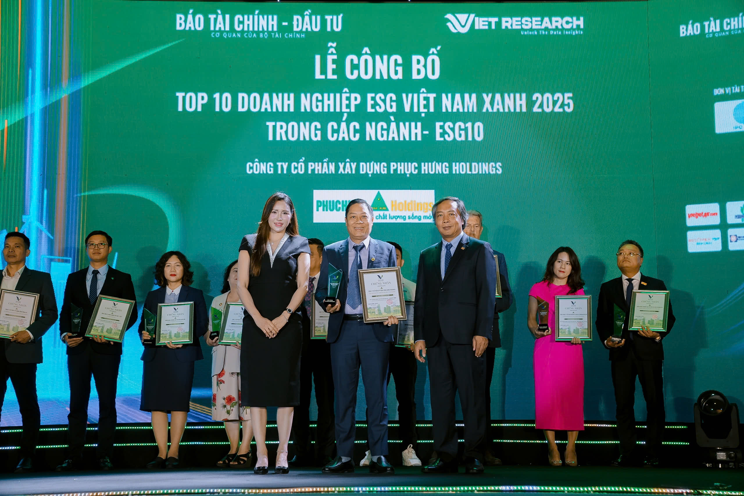 PHỤC HƯNG HOLDINGS ĐÓN NHẬN DANH HIỆU TOP 10 DOANH NGHIỆP ESG VIỆT NAM XANH 2025 – NGÀNH XÂY DỰNG