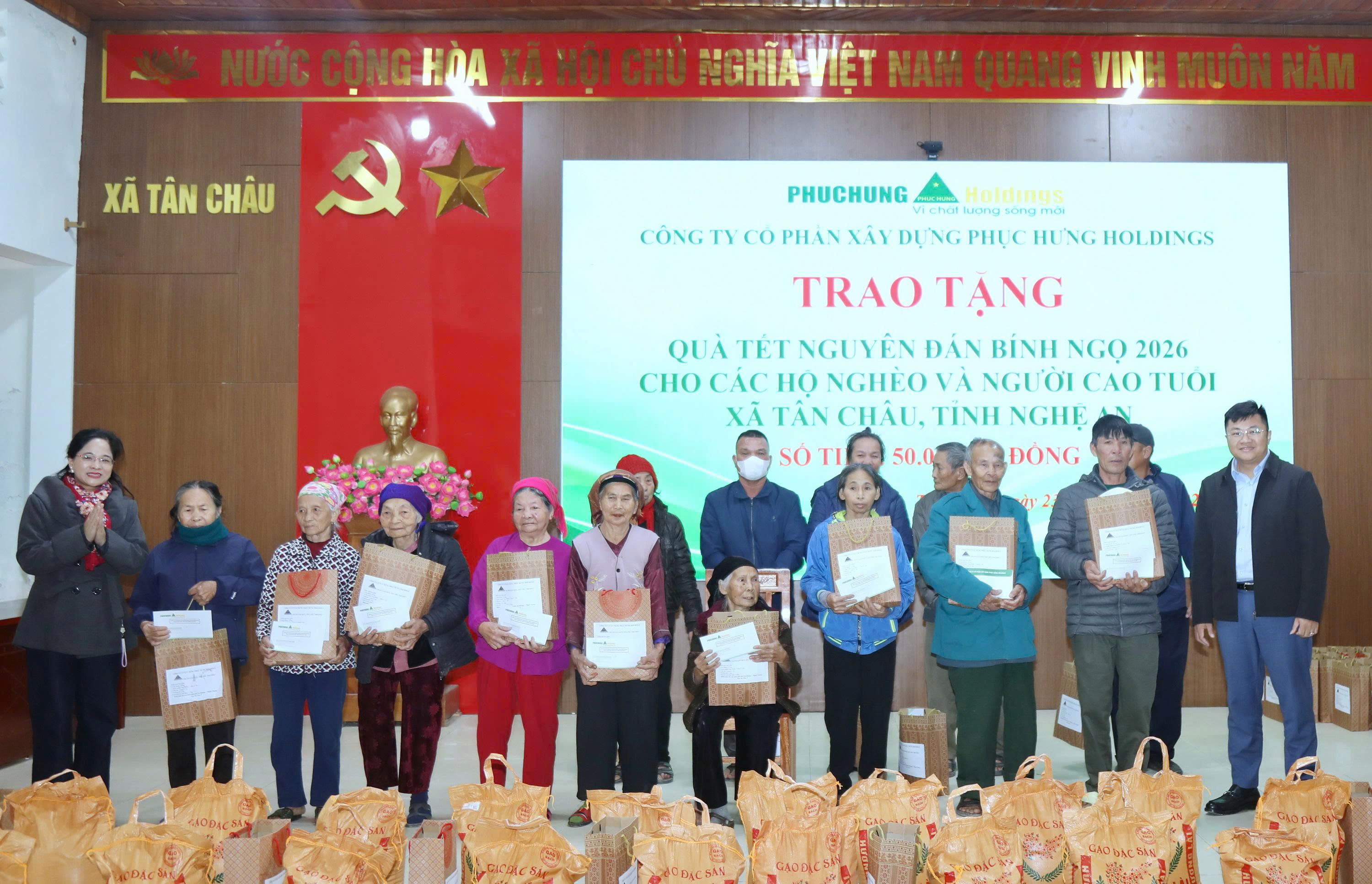 PHỤC HƯNG HOLDINGS TRAO QUÀ TẾT BÍNH NGỌ 2026 TẠI NGHỆ AN