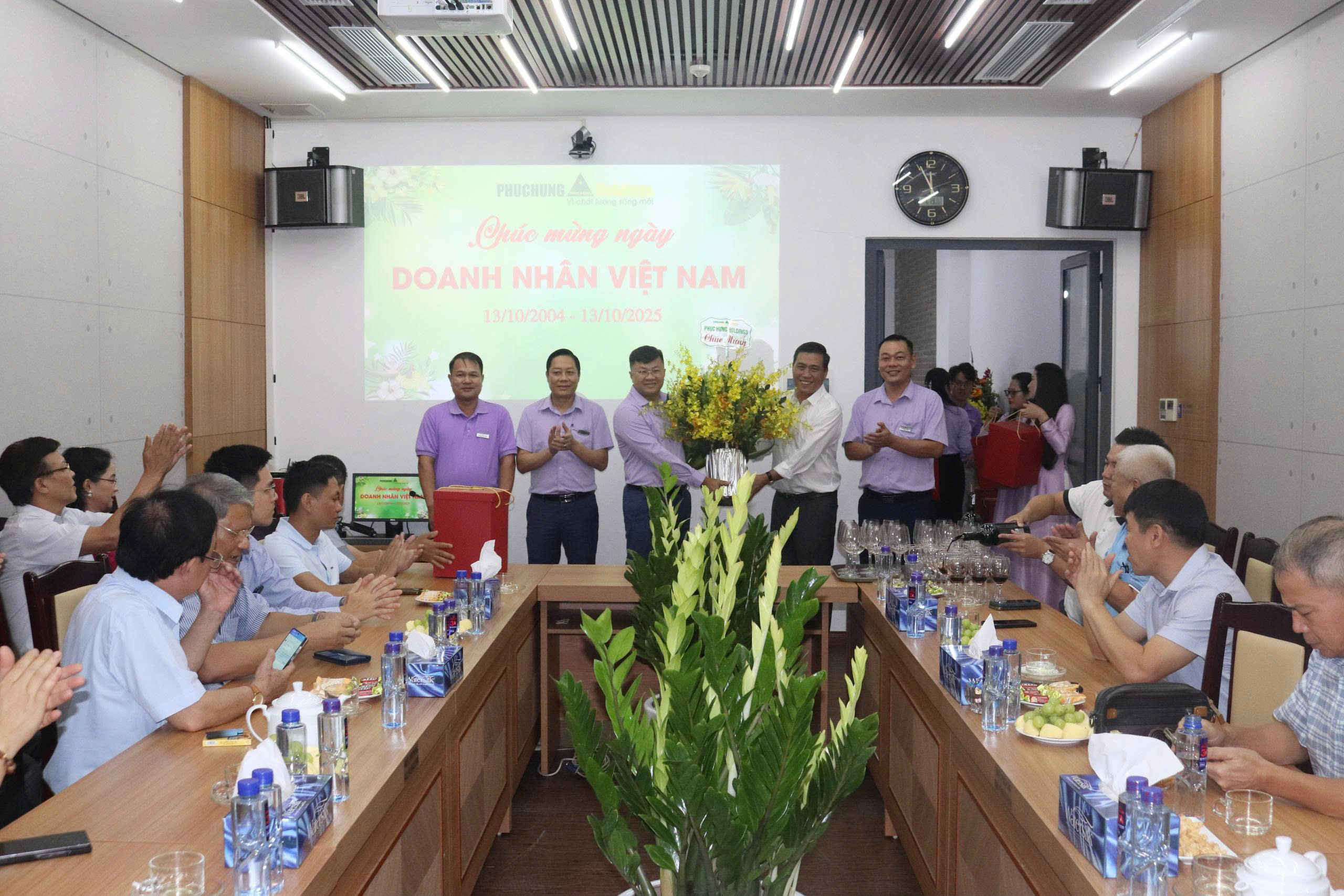 PHỤC HƯNG HOLDINGS CHÀO MỪNG NGÀY DOANH NHÂN VIỆT NAM 13/10