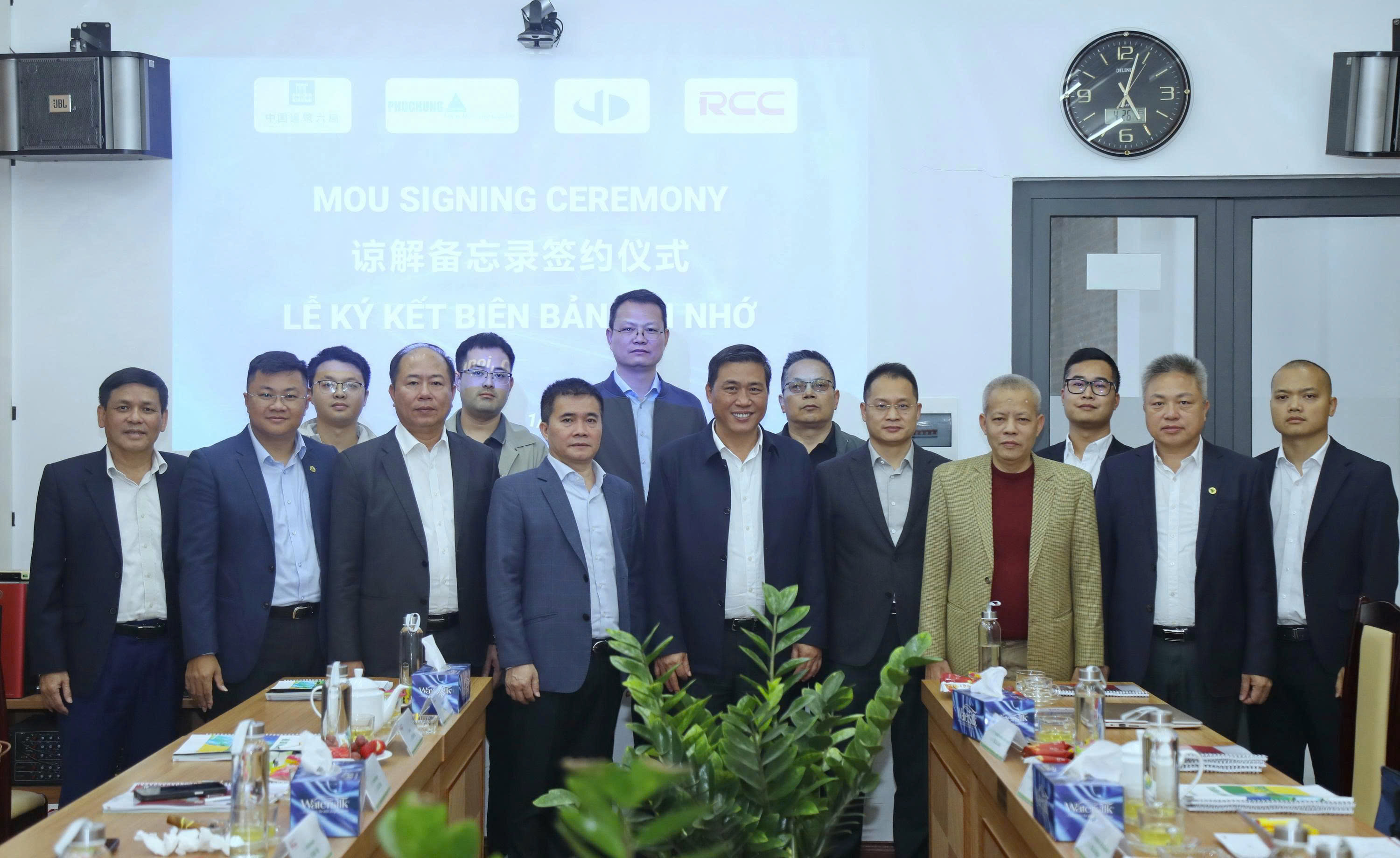 LỄ KÝ KẾT THỎA THUẬN HỢP TÁC (MOU) GIỮA PHỤC HƯNG HOLDINGS, CÔNG TY CỔ PHẦN TỔNG CÔNG TY CÔNG TRÌNH ĐƯỜNG SẮT VIỆT NAM VÀ CÔNG TY TNHH TẬP ĐOÀN XÂY DỰNG SỐ 3 TRUNG MÔI, CÔNG TY TNHH CỤC 6 CÔNG TRÌNH XÂY DỰNG TRUNG QUỐC