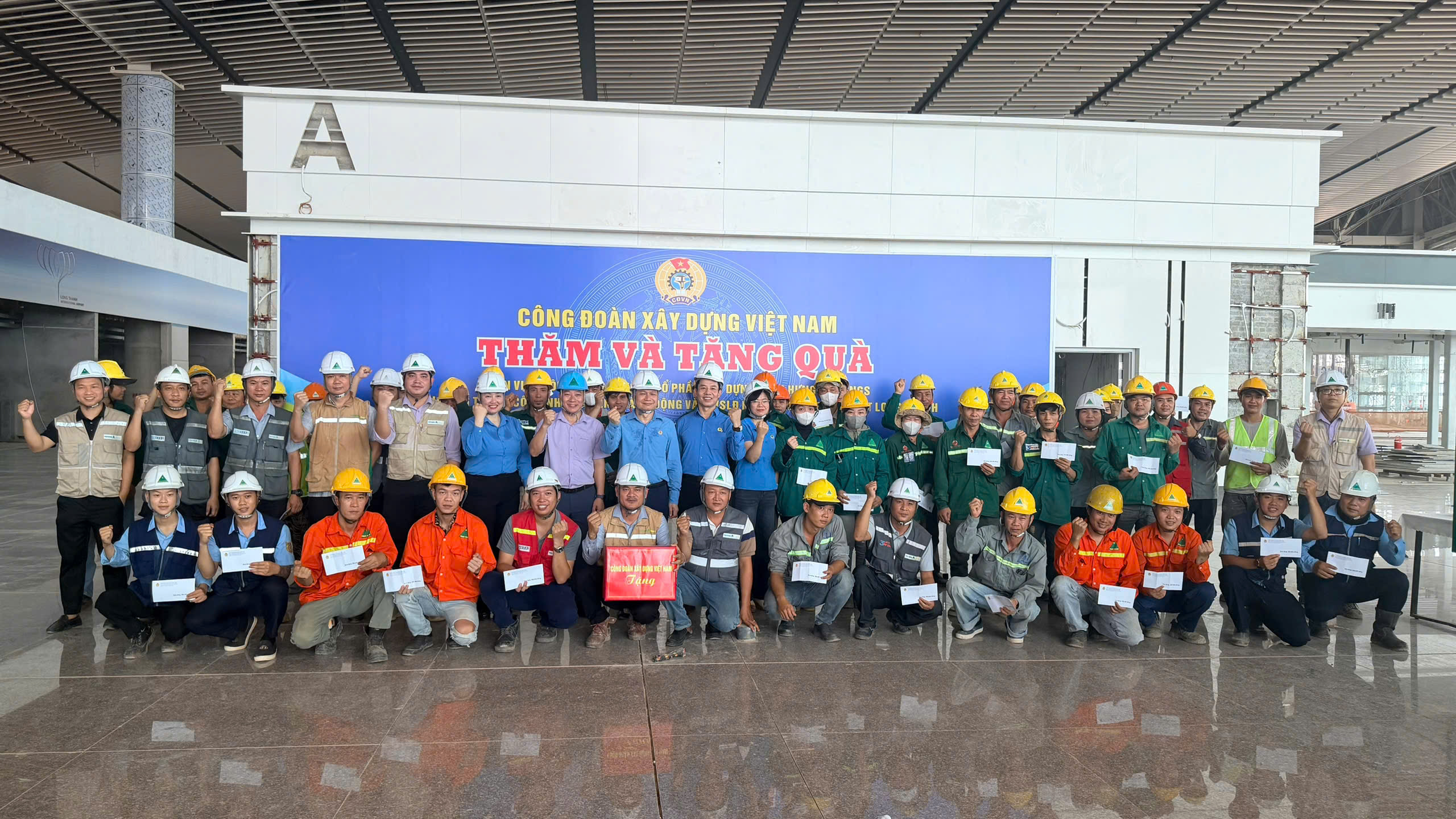 CÔNG ĐOÀN XÂY DỰNG VIỆT NAM THĂM, TẶNG QUÀ NGƯỜI LAO ĐỘNG TẠI DỰ ÁN CẢNG HÀNG KHÔNG QUỐC TẾ LONG THÀNH