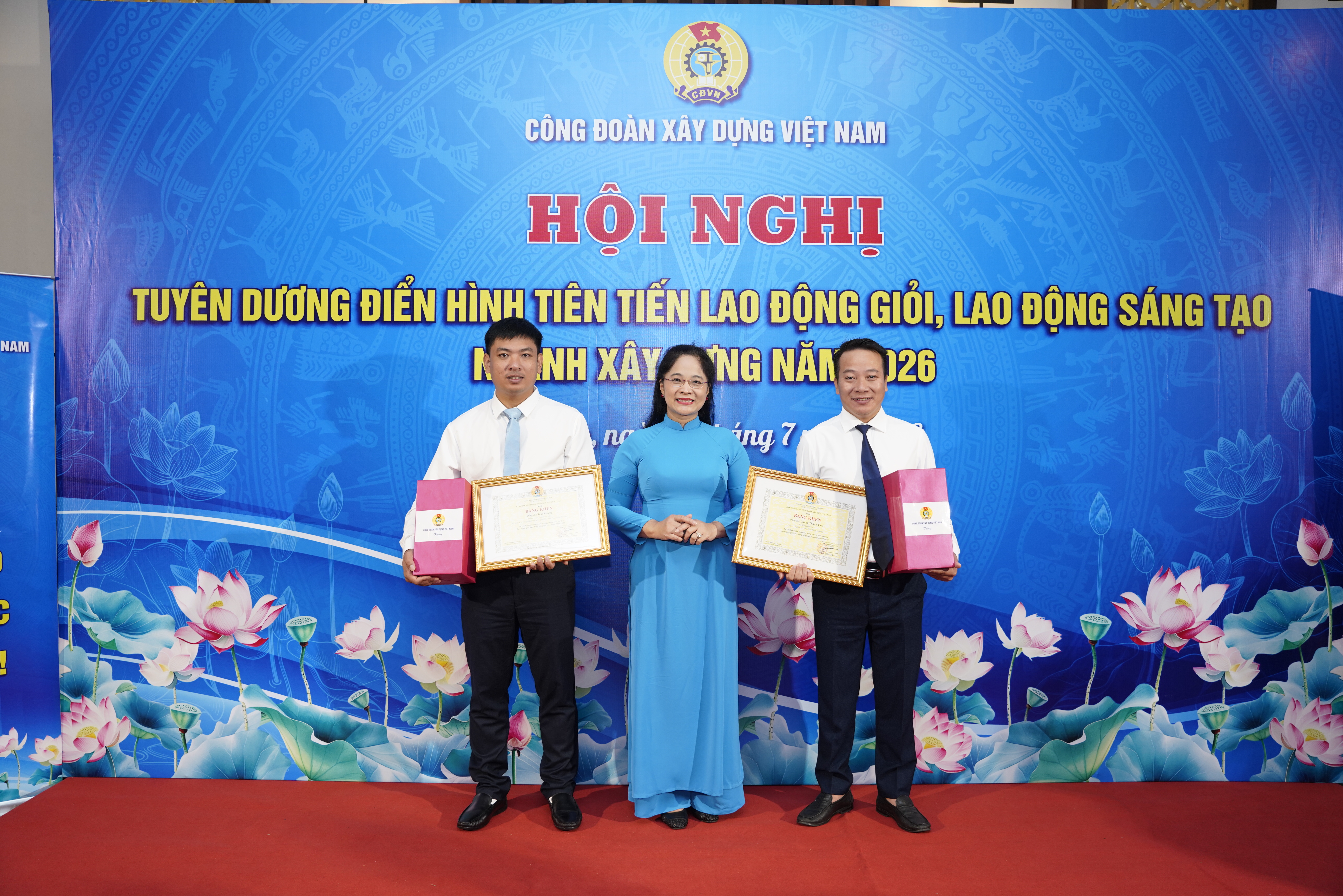 CÁN BỘ PHỤC HƯNG HOLDINGS ĐƯỢC TUYÊN DƯƠNG, TẶNG BẰNG KHEN TẠI HỘI NGHỊ ĐIỂN HÌNH TIÊN TIẾN NGÀNH XÂY DỰNG