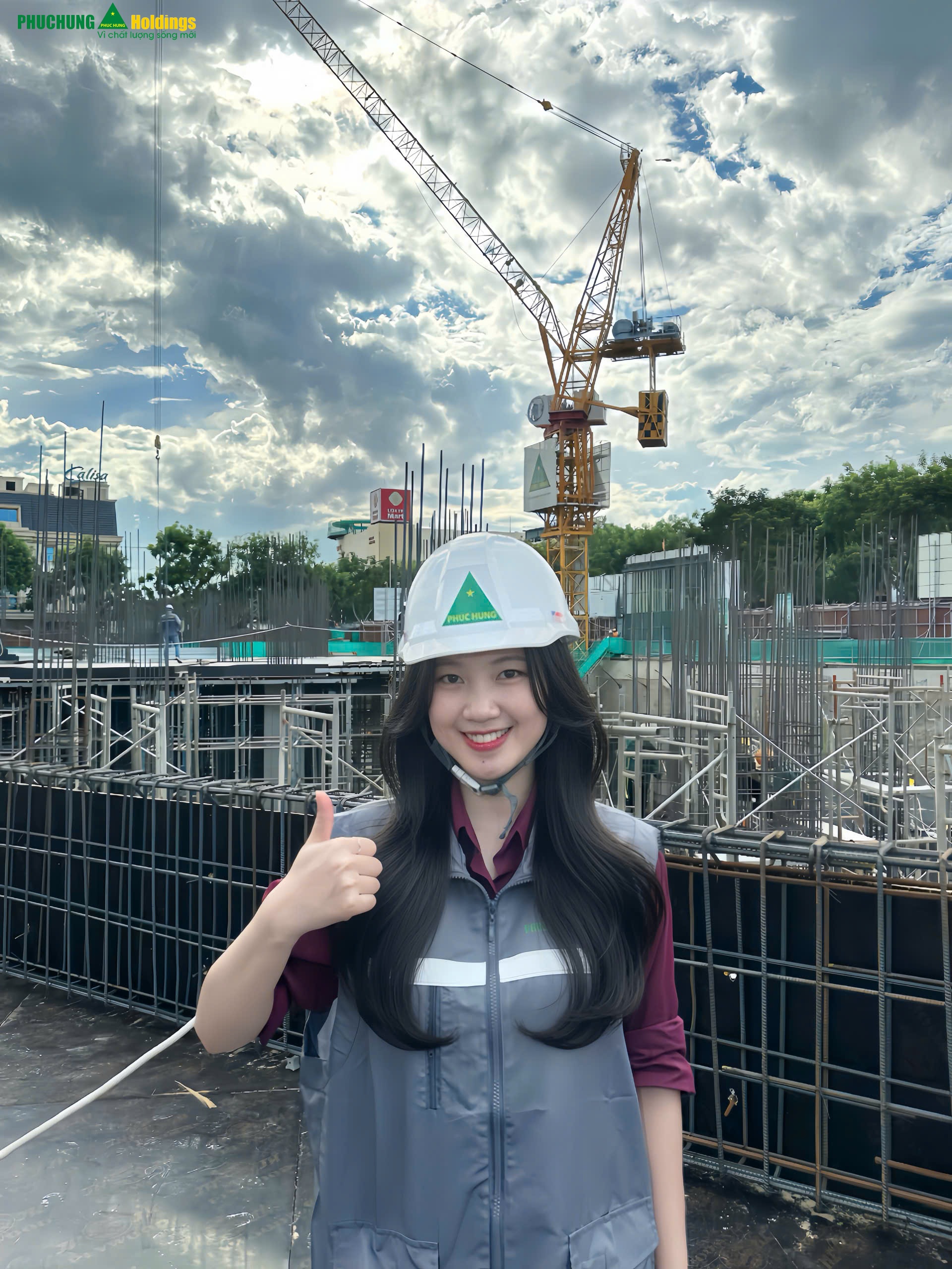 Nụ cười rạng rỡ và tinh thần quyết tâm của người cán bộ trẻ bừng sáng tại công trường đầy nắng gió. Tác phẩm tôn vinh nhiệt huyết, sức trẻ và tinh thần cống hiến hết mình của thế hệ trẻ Phục Hưng Holdings