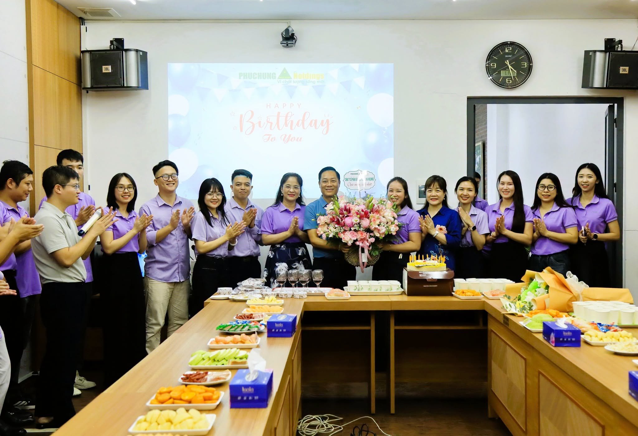 CÔNG ĐOÀN PHỤC HƯNG HOLDINGS TỔ CHỨC SINH NHẬT QUÝ CHO CBNV VĂN PHÒNG