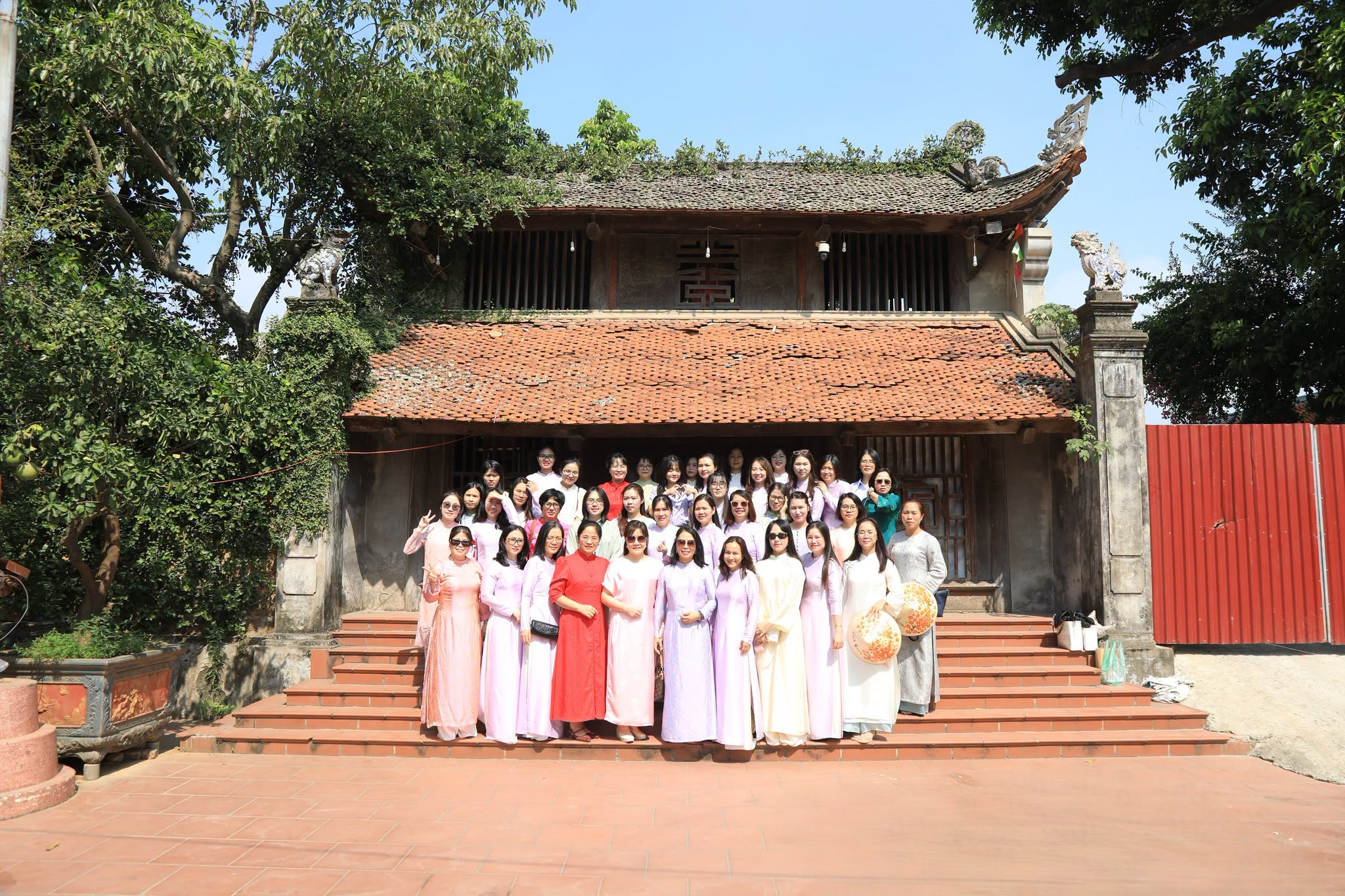 CÔNG ĐOÀN PHỤC HƯNG HOLDINGS TỔ CHỨC CHƯƠNG TRÌNH THAM QUAN, DÂNG HƯƠNG NHÂN DỊP 20/10