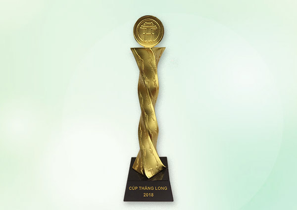 Chủ tịch UBND thành phố Hà Nội trao tặng ‘‘Cup Thăng Long năm 2018”
