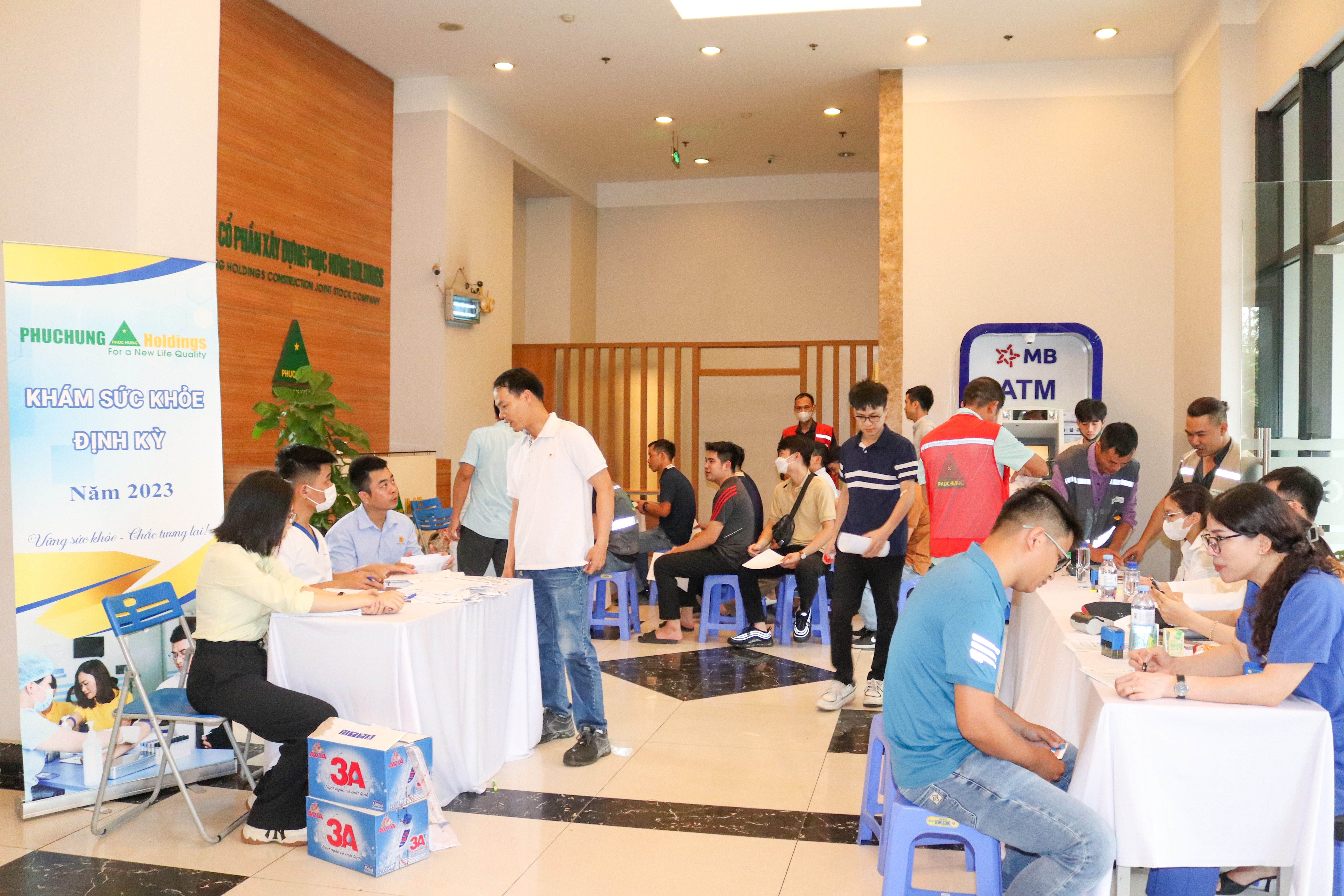 Người lao động khai báo thông tin trước khi khám & được nhân viên y tế, hỗ trợ, tư vấn trong suốt quá trình khám bệnh
