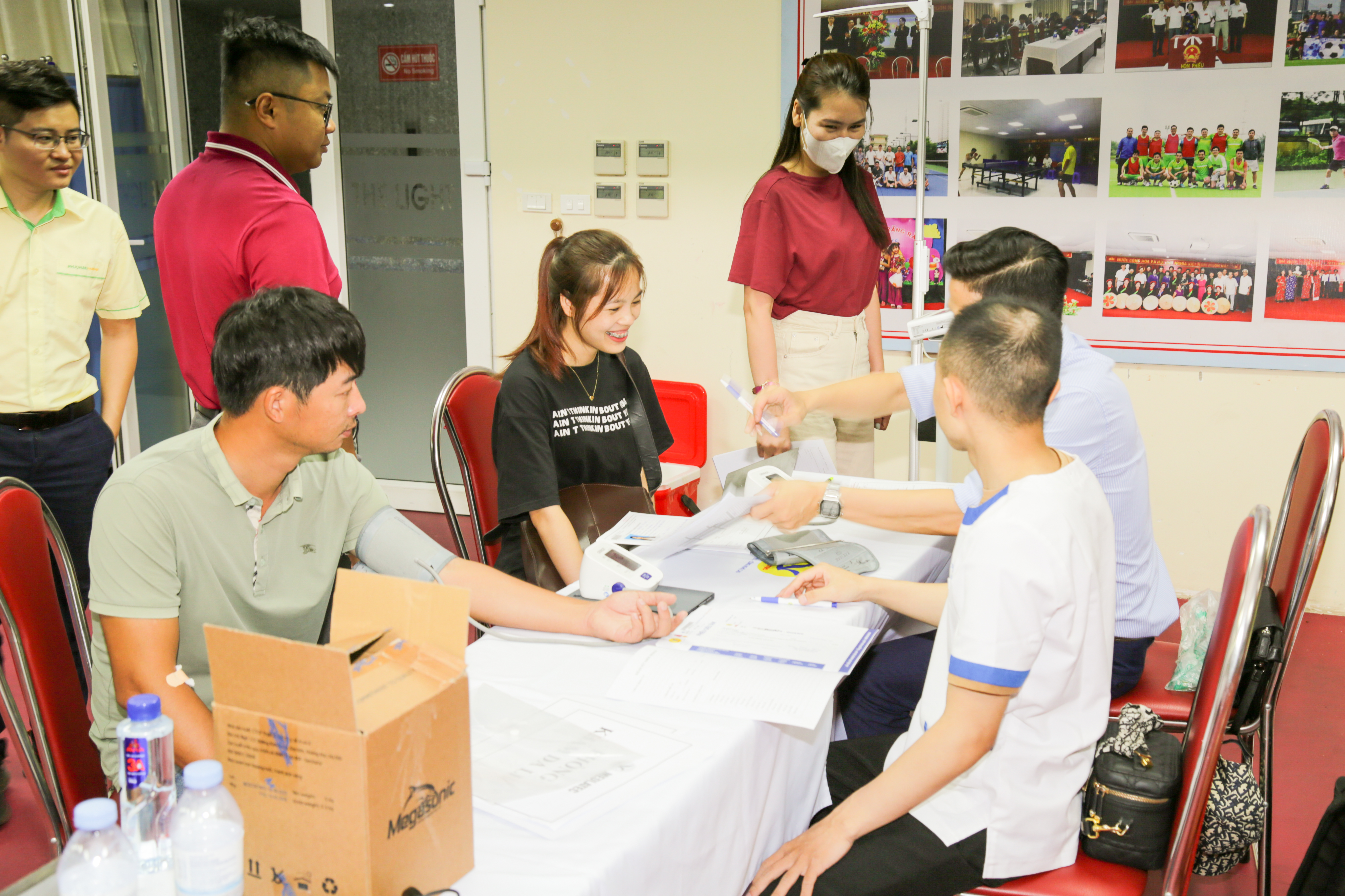 Người lao động được kiểm tra đo chiều cao, cân nặng, huyết áp huyết áp trước khi khám chuyên khoa