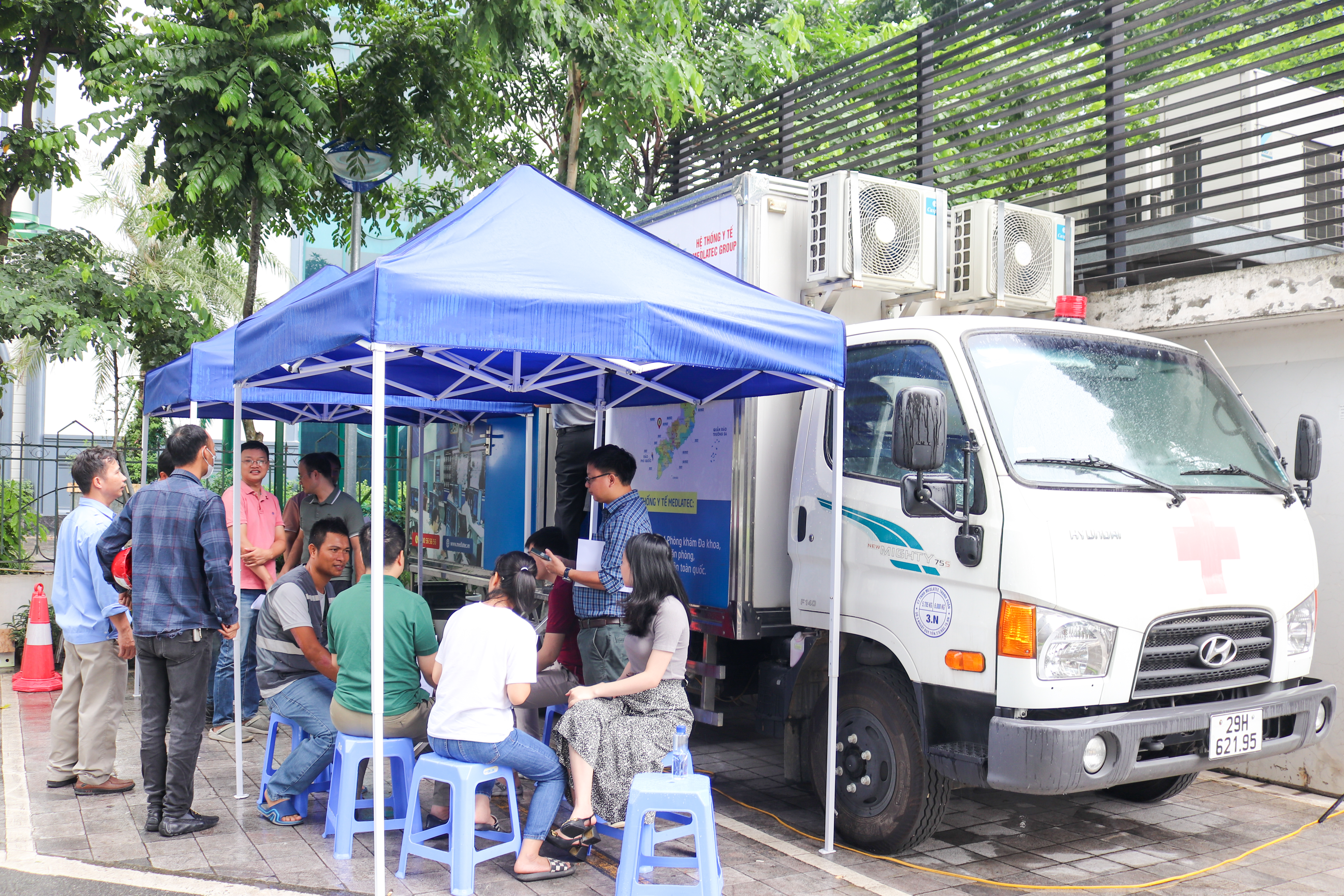 Người lao động chụp X-quang tim phổi thẳng