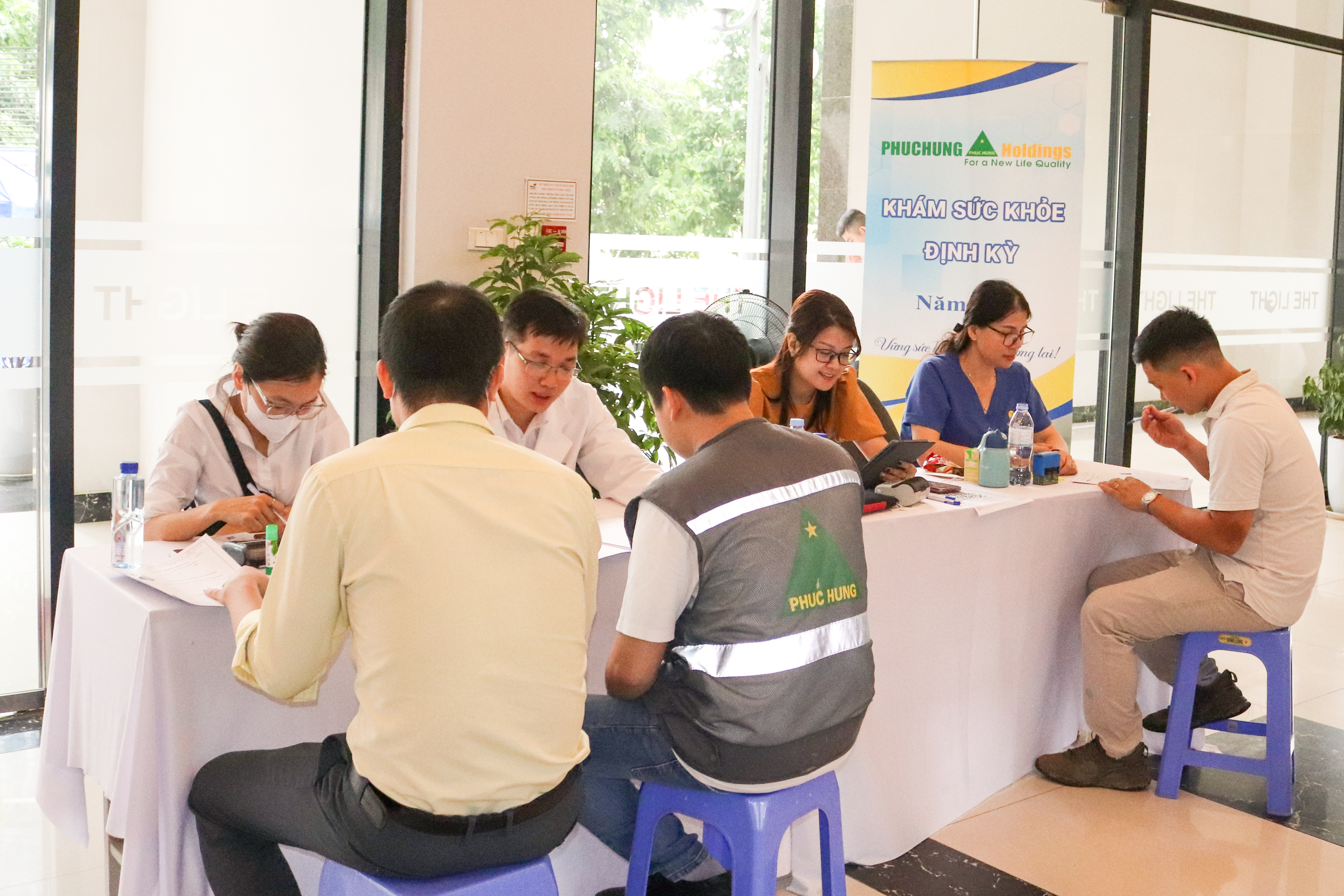 Người lao động được Bác sỹ tư vấn khi đăng ký khám thêm các dịch vụ ngoài danh mục theo hợp đồng khám sức khỏe định kỳ