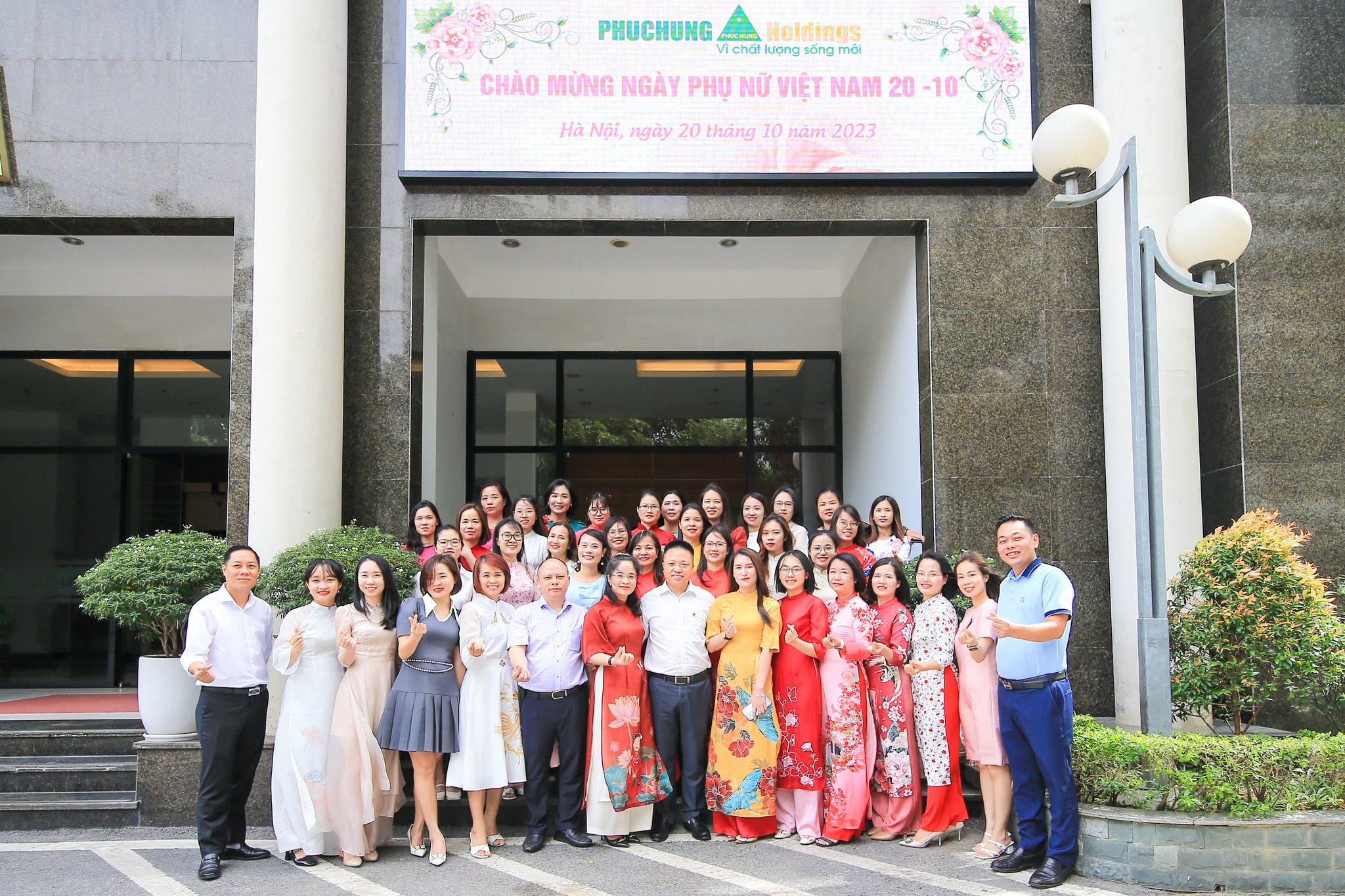 PHỤC HƯNG HOLDINGS TỔ CHỨC LỄ MÍT TINH CHÀO MỪNG NGÀY PHỤ NỮ VIỆT NAM 20 - 10