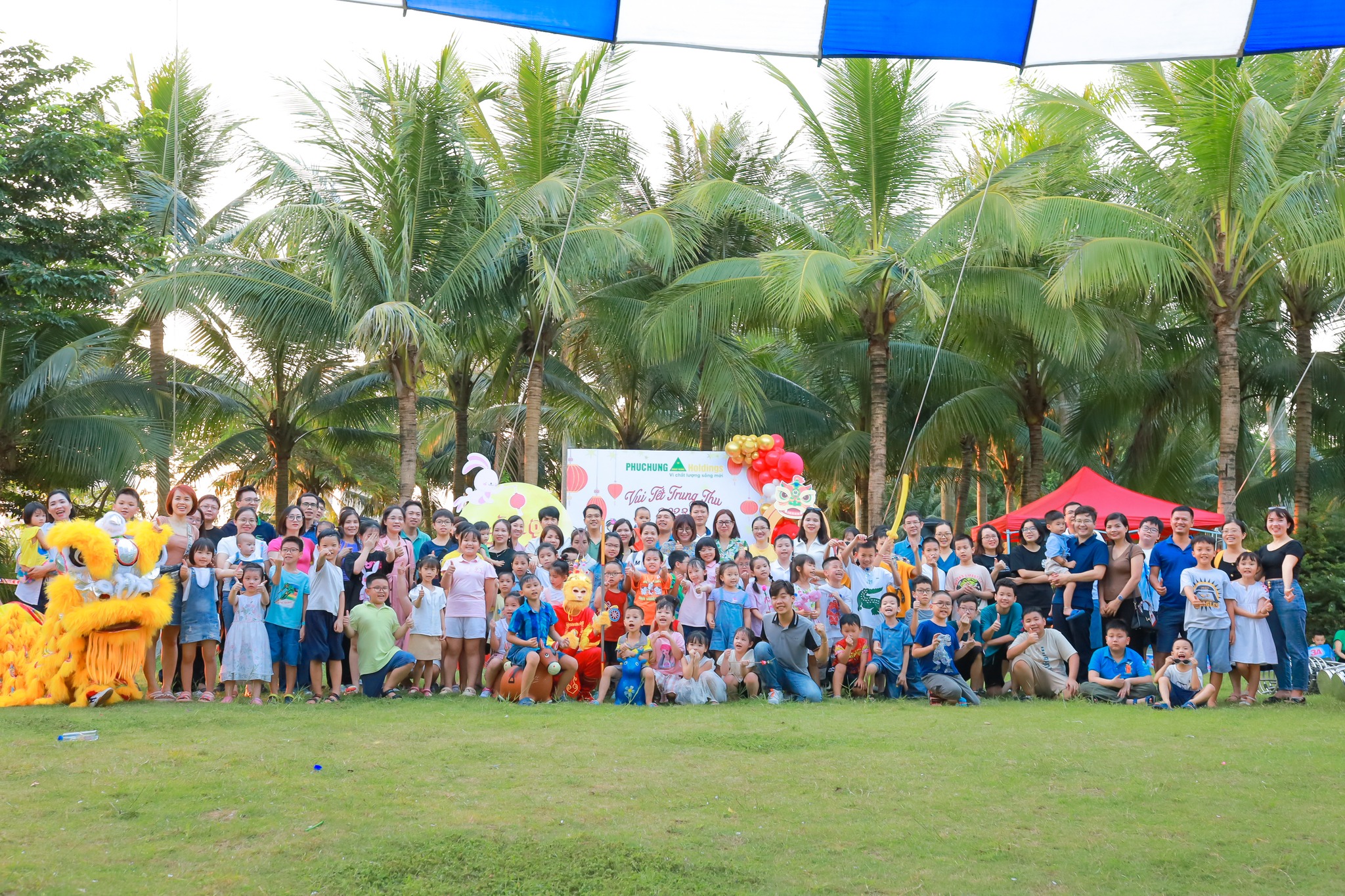 Các cháu thiếu niên, nhi đồng chụp ảnh lưu niệm tại Công viên Hồ Thiên Nga,  khu Đô thị Ecopark, Hưng Yên