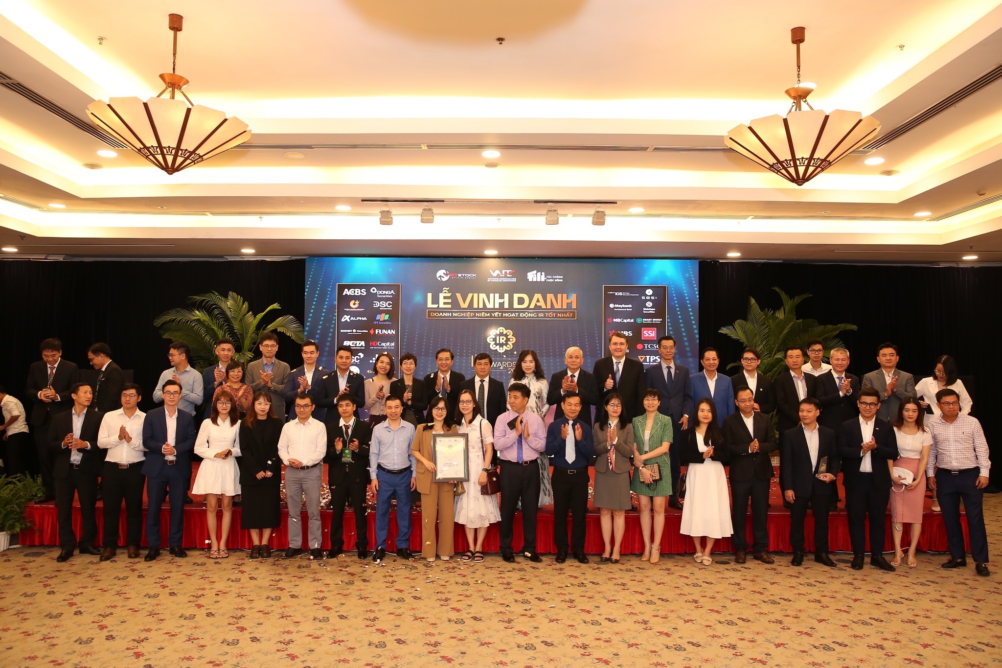 Phục Hưng Holdings được vinh danh trong Top 3 Small & Micro Cap – Doanh nghiệp niêm yết có hoạt động Quan hệ Nhà đầu tư (Investor Relations - IR) được định chế tài chính đánh giá cao nhất