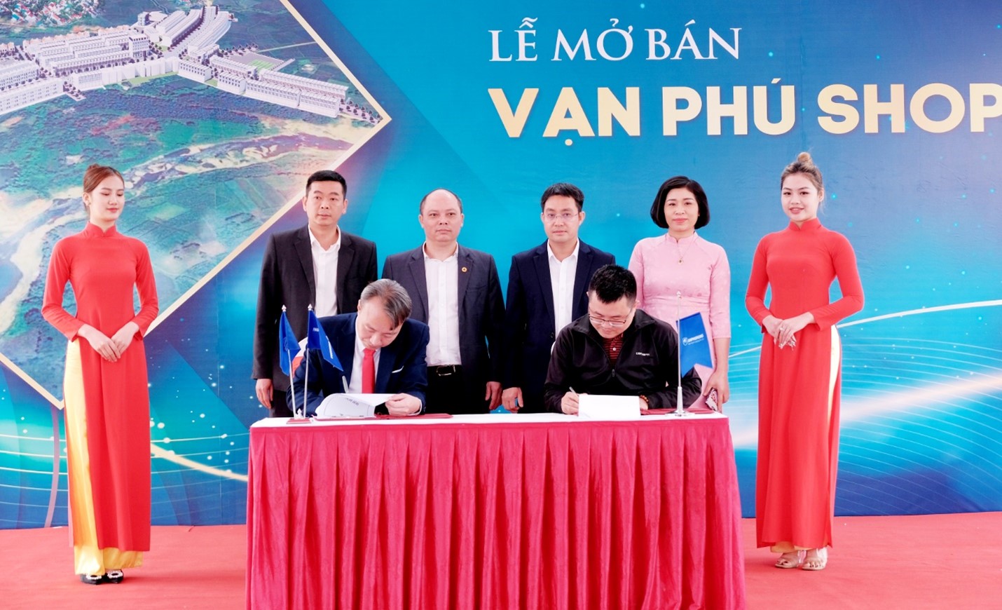Liên danh Công ty Cổ phần Xây dựng Phục Hưng Holdings và Công ty Cổ phần Nacico tổ chức Lễ mở bán Vạn Phú Shophouse