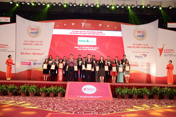 Đại diện Phuc Hưng Holdings nhận vinh danh doanh nghiệp lợi nhuận tốt nhất Việt Nam năm 2018