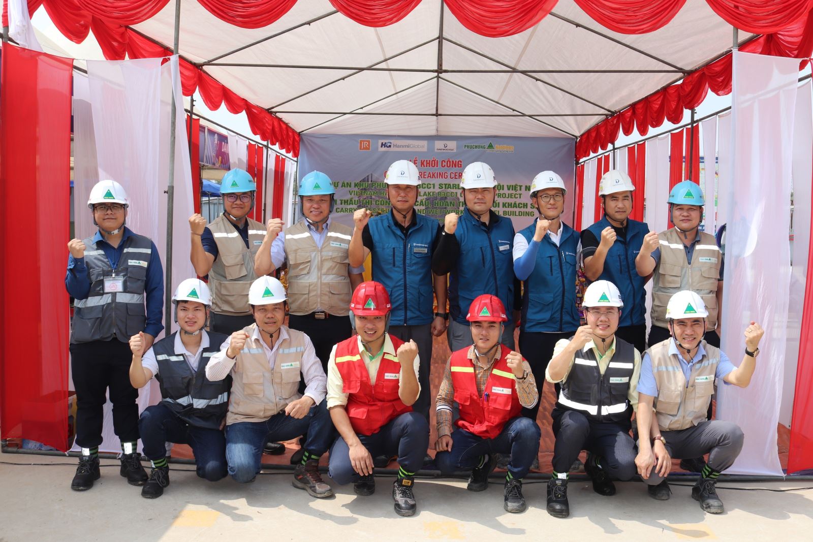 Đại diện Chủ đầu tư – Tổng thầu Daewoo E&C và Nhà thầu Phục Hưng Holdings chụp hình lưu niệm trước Lễ khởi công công trình