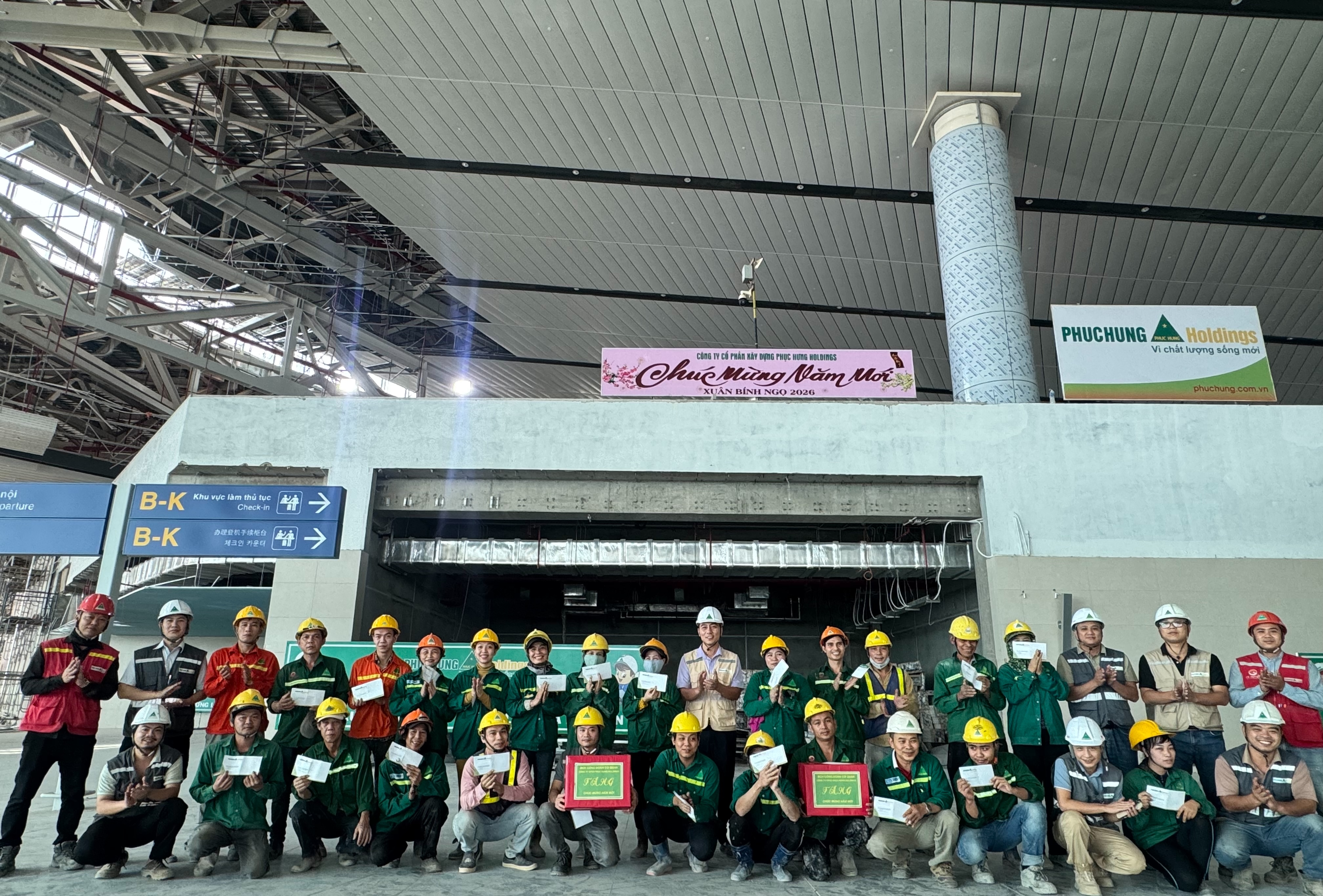 CÔNG ĐOÀN PHỤC HƯNG HOLDINGS TRAO QUÀ TẾT BÍNH NGỌ 2026 ĐẾN NGƯỜI LAO ĐỘNG CÓ HOÀN CẢNH KHÓ KHĂN TẠI CÁC CÔNG TRƯỜNG