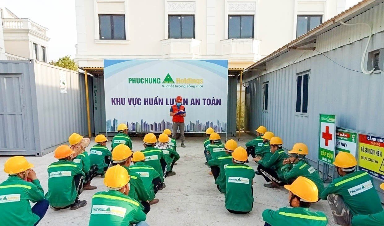 Công tác huấn luyện an toàn vệ sinh lao động là hoạt động thường kì diễn ra hàng tuần tại các công trường của Phục Hưng Holdings